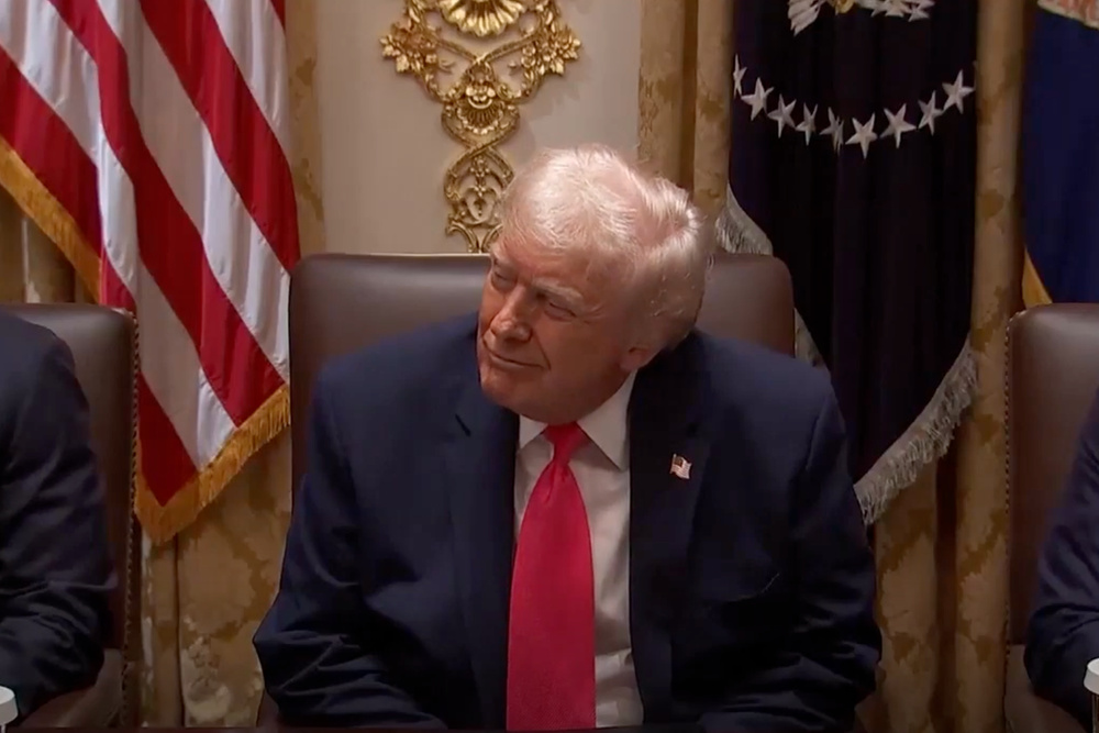 기사 이미지: 크리스티 노엠, '허리케인을 막아준' 트럼프에게 기괴한 찬사 바쳐