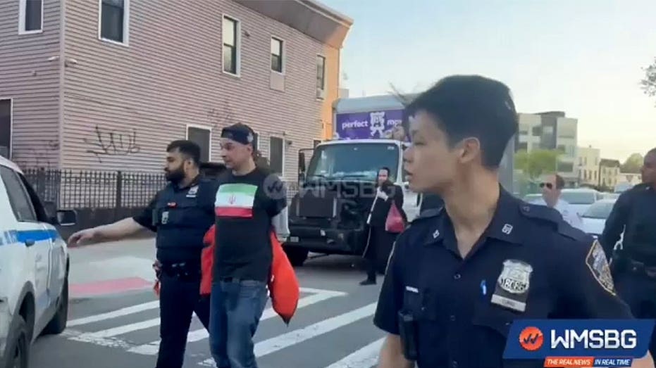 文章配图： 布鲁克林袭击事件致 3 人受伤，一名身穿伊朗国旗图案上衣的嫌疑人已被纽约市警察局逮捕。