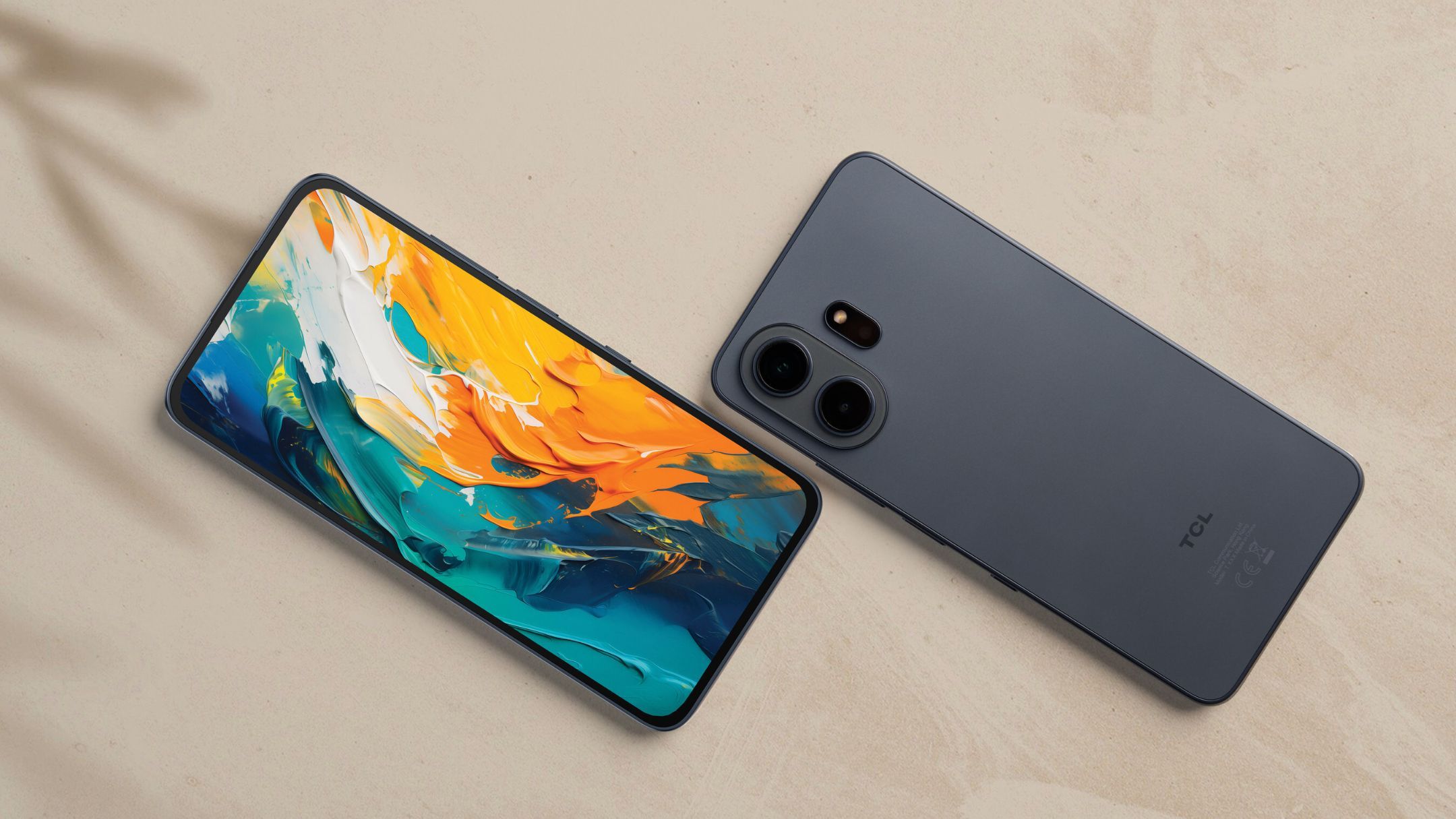 記事の画像： TCLが充電なしで1週間持つスマホを発表しました