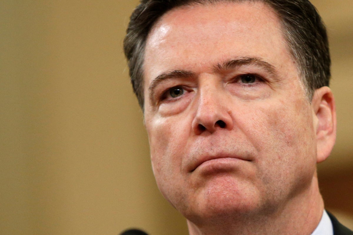 文章配图： 司法部对前 FBI 局长詹姆斯·科米发出逮捕令，指控其利用贝壳对特朗普发出“威胁”。