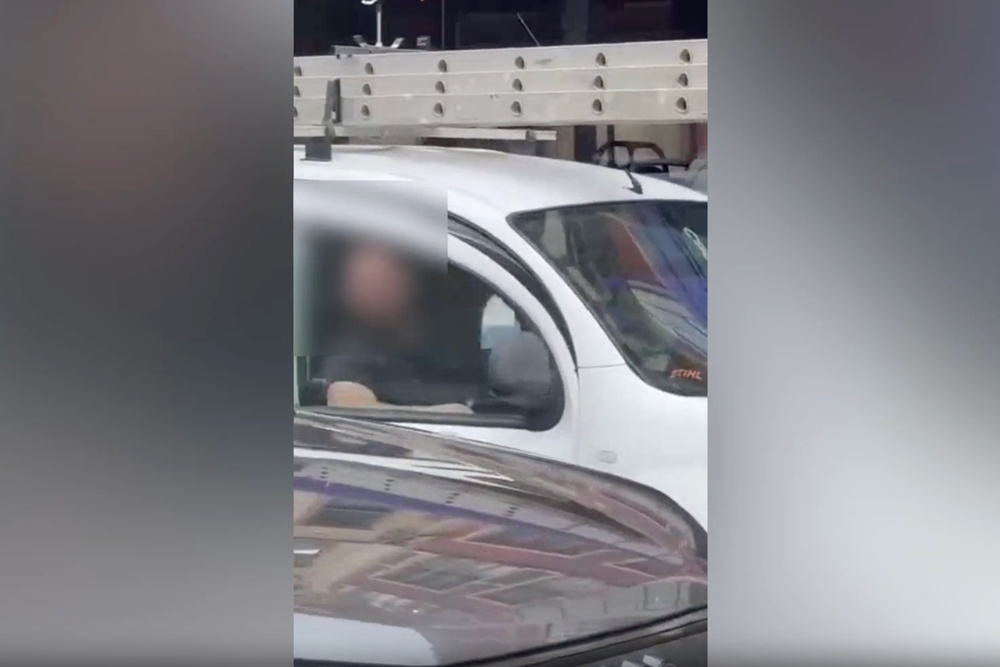 文章配图： 女子通过举报其未缴税的货车，向骚扰她的男子展开报复